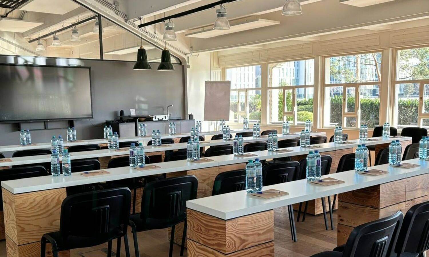 Seminarraum Garden Gallery im PRISMA by Lumia mit moderner Ausstattung für Workshops und Seminare