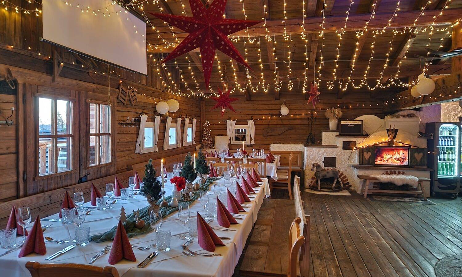Außenansicht der Almhütte Graz mit traditioneller Holzarchitektur und rustikalem Hüttenflair für Events und Feiern