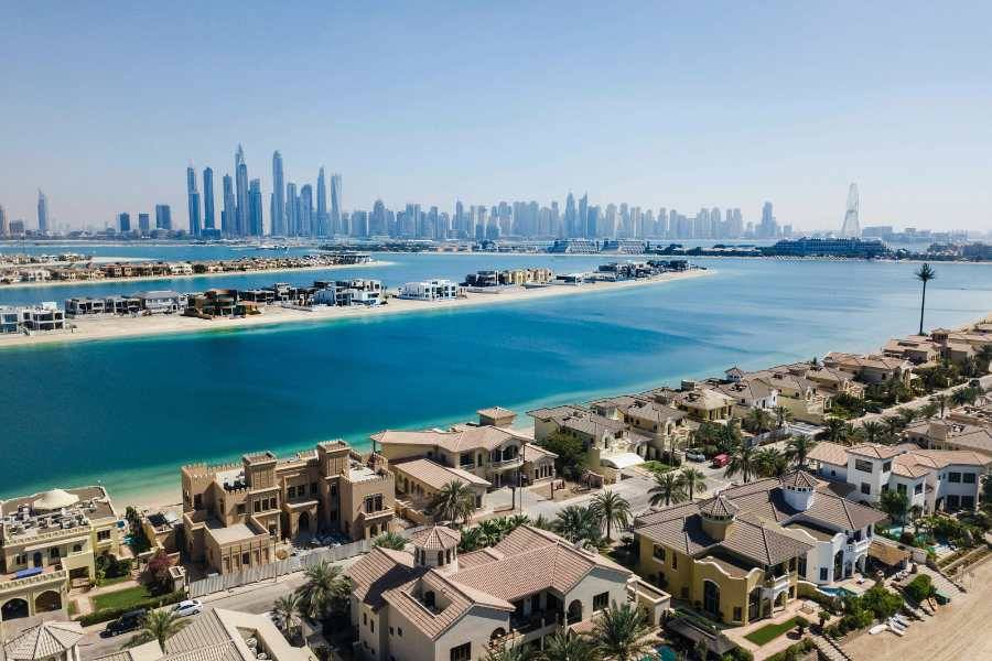 Panoramablick auf die Palmeninsel in Dubai mit luxuriösen Villen und Blick auf die Skyline.