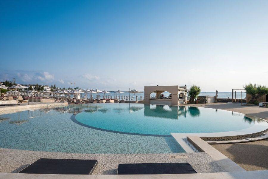 Moderner Infinity-Pool mit Meerblick im Creta Maris Beach Resort – ideal für entspannte Tage unter der griechischen Sonne.
