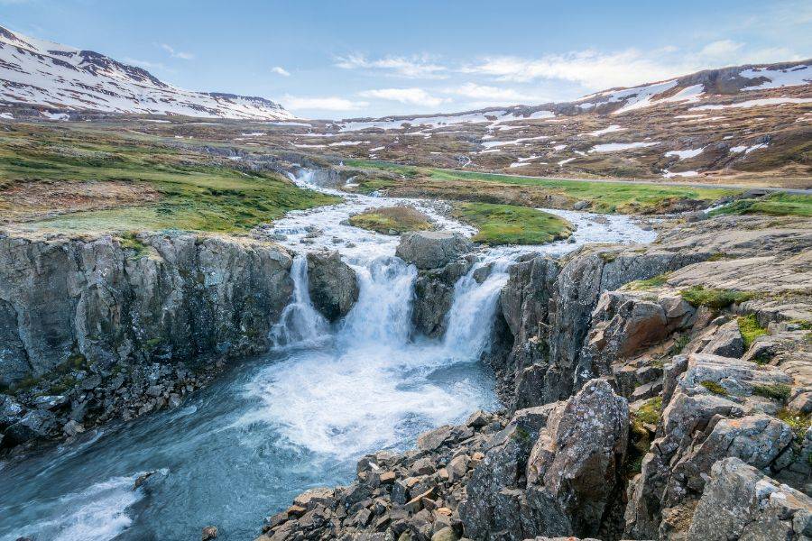 Wasserfall in der beeindruckenden Landschaft Islands