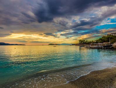 Küste in Albanien mit Strand, Meer und Abendstimmung
