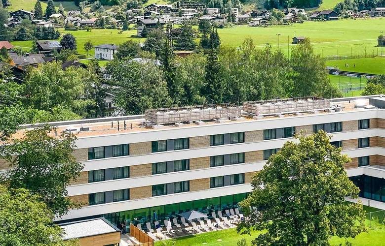 Hotel von außen im Sommer
