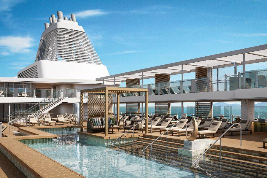 Modernes Sonnendeck eines Kreuzfahrtschiffes mit Infinity-Pool, eleganten Liegen und schattigen Sitzbereichen unter klarem, blauem Himmel.
