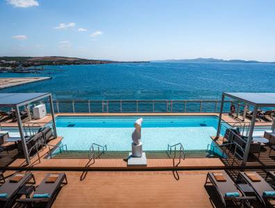 Infinity-Pool auf einem Kreuzfahrtschiff mit Blick auf das offene Meer