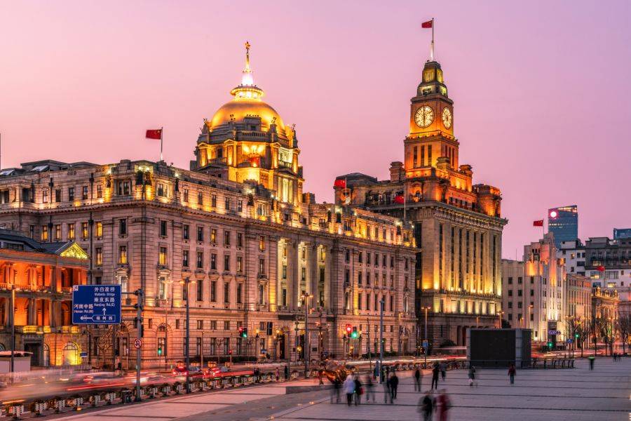 Historische Gebäude an The Bund in Shanghai während der Abenddämmerung