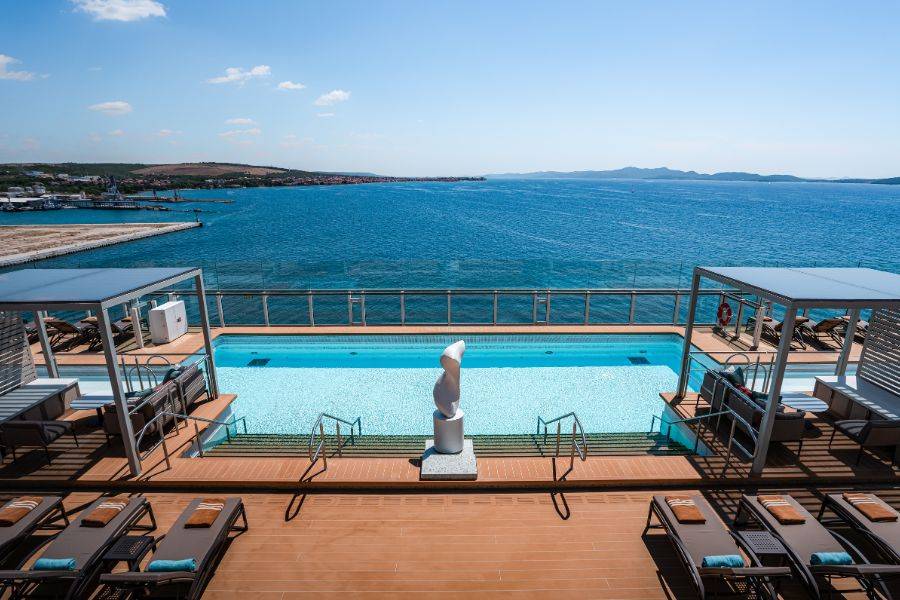 Infinity-Pool auf einem Kreuzfahrtschiff mit Blick auf das offene Meer