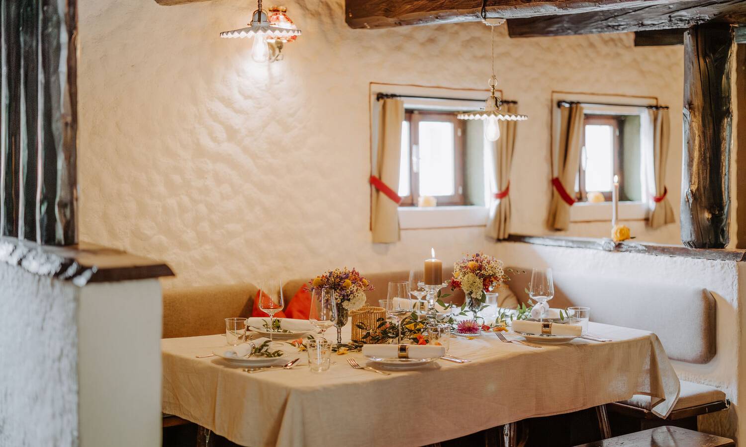 Radfahrer bei Incentive-Event am Almstadl am Schwarzensee mit Heurigenbänken und Sonnenschirmen im Außenbereich