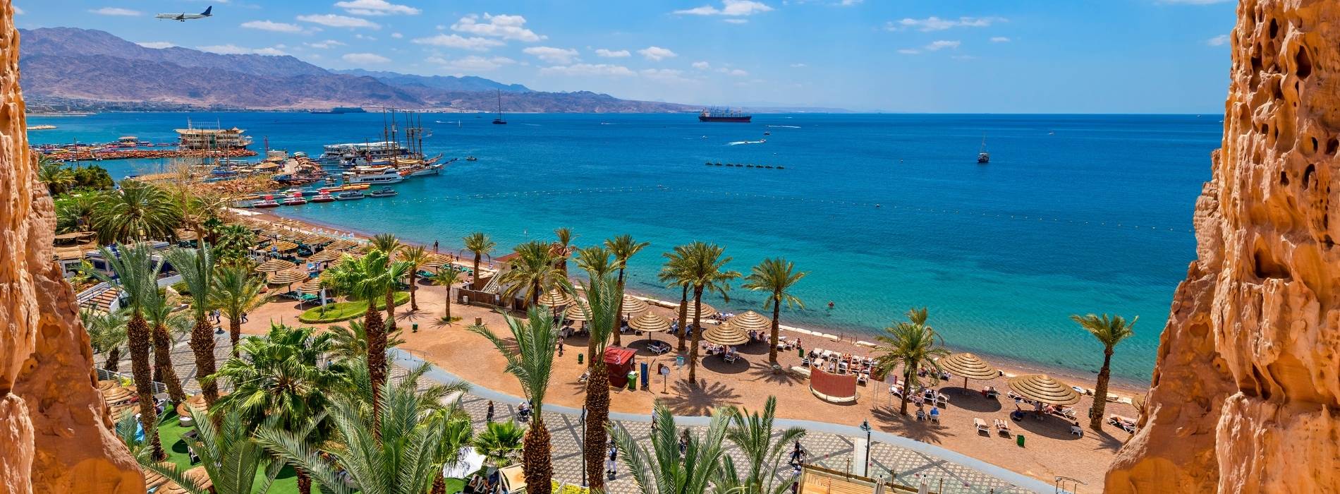 Küstenstadt am Roten Meer mit Palmen, Strand und türkisblauem Wasser, Ägypten