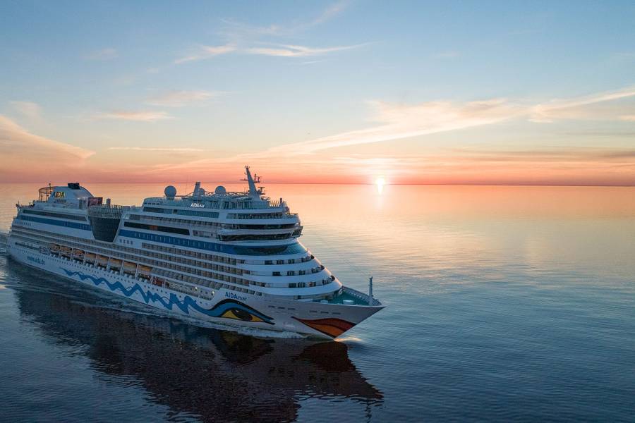 AIDA Cruises bei Sonnenuntergang