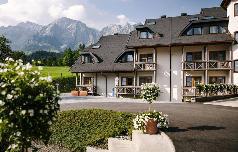 Verschneite Hotelanlage des Aldiana Club Hochkönig mit winterlicher Alpenkulisse