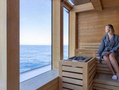 Sauna mit Panoramafenster und entspannendem Blick auf das offene Meer