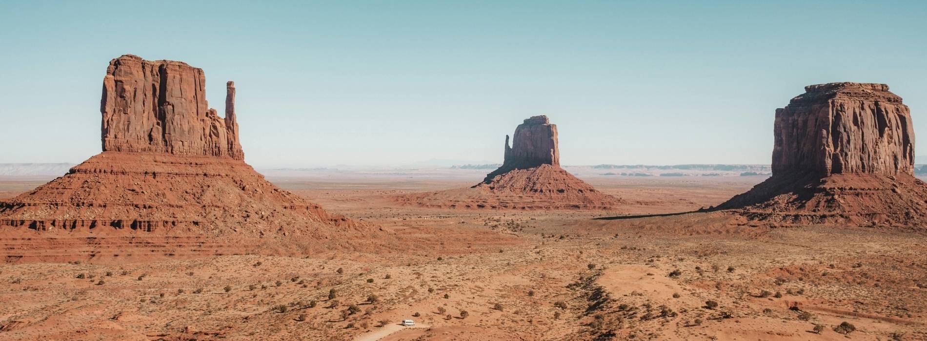 Monument Valley mit roten Felsformationen und weiter Wüstenlandschaft im Südwesten der USA