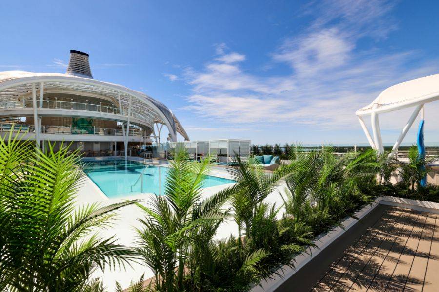Poolbereich an Bord eines Mein Schiff Kreuzfahrtschiffs unter blauem Himmel