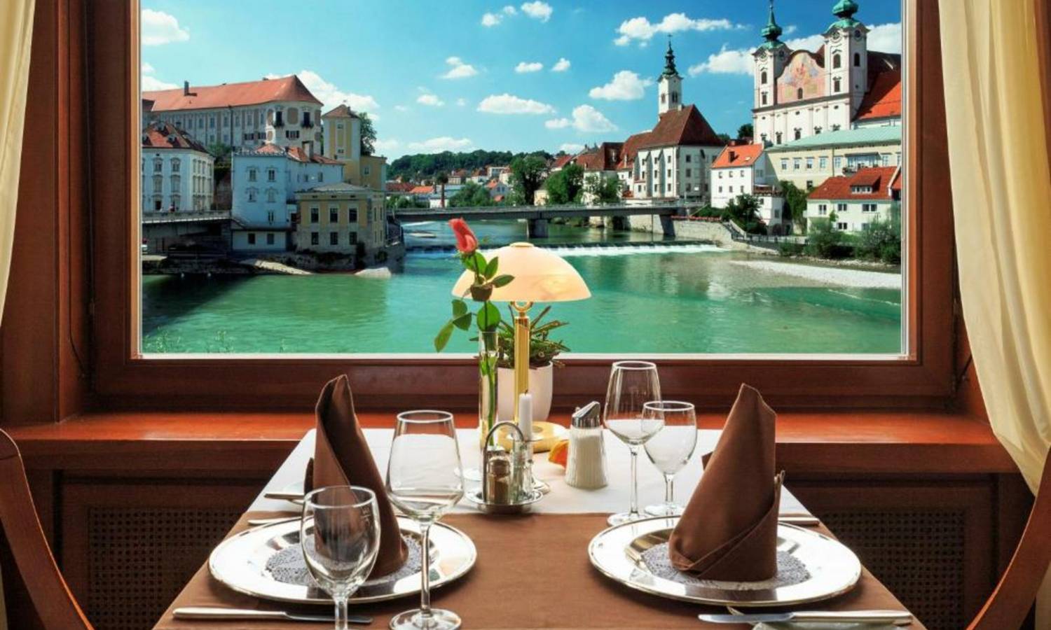 Gedeckter Tisch  im Panoramarestaurant mit Ausblick auf die Enns