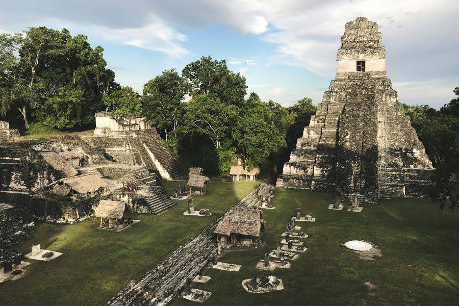 Die imposanten Ruinen von Tikal in Guatemala mit dem Tempel des Großen Jaguars (Tempel I), umgeben von dichter Dschungelvegetation – ein bedeutendes Erbe der Maya-Kultur.