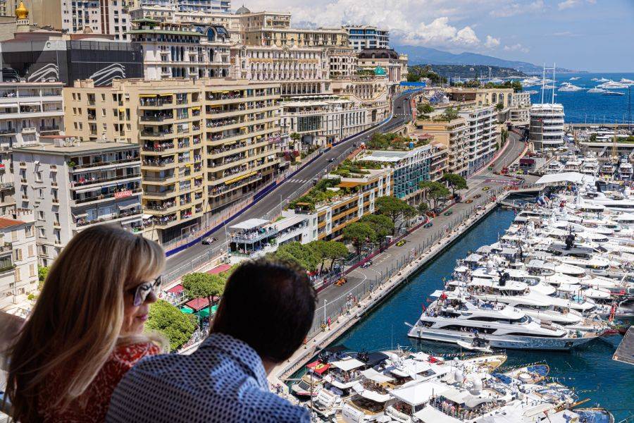 Blick auf luxuriösen Yachthafen und lebendige Küstenstadt von oben