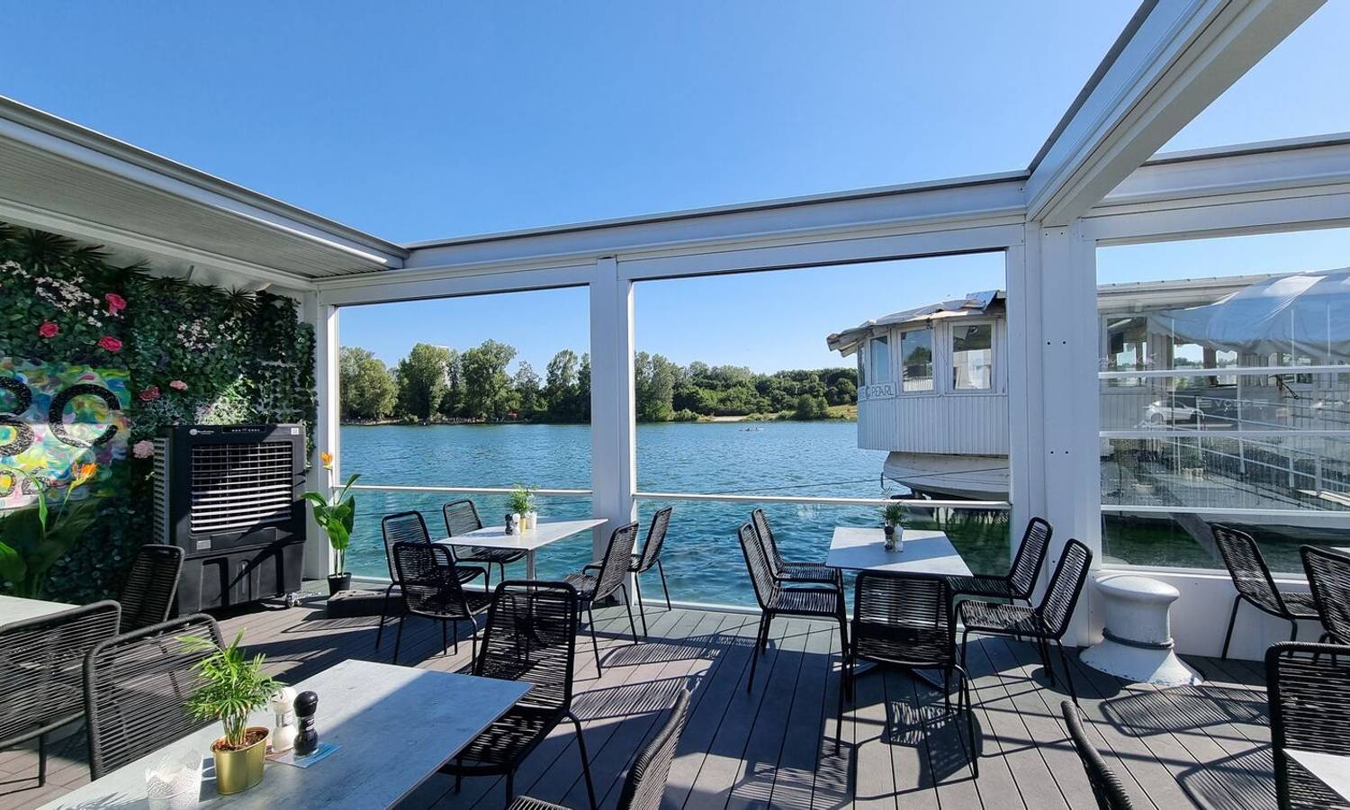 Aperitif mit Cocktails auf Tablett & Mitarbeitern im Vienna City Beach Club an der Neuen Donau in Wien