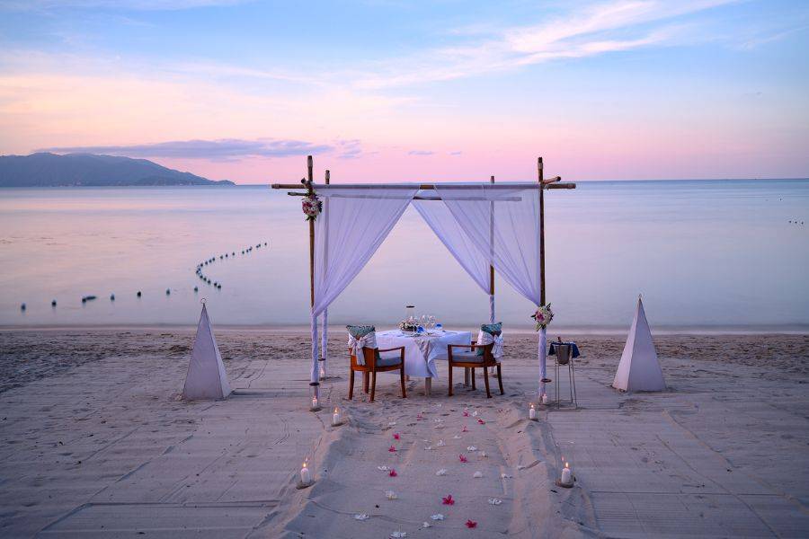 Romantisches Candle-Light-Dinner am Strand bei Sonnenuntergang