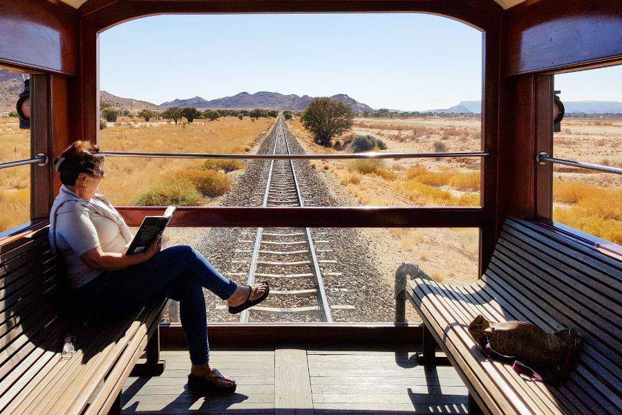 Reisende im Panoramawagen des African Explorer mit Blick auf die Landschaft Namibias während einer Bahnreise durch Afrika