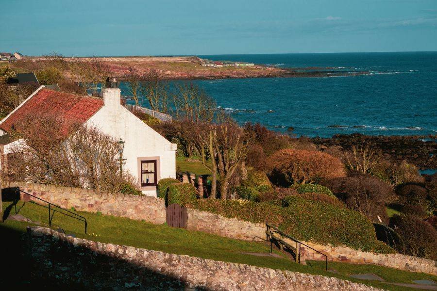 Kleines Ferienhaus an der Küste mit Blick auf das Meer und felsige Landschaft