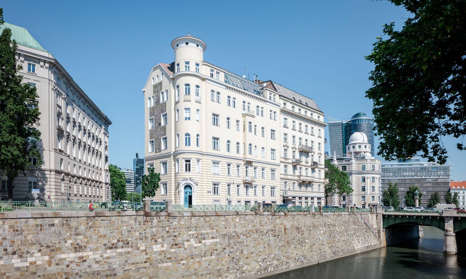 Außenansicht der ARS Akademie in Wien mit historischer Jugendstil, art nouveau Fassade und Eingangsbereich