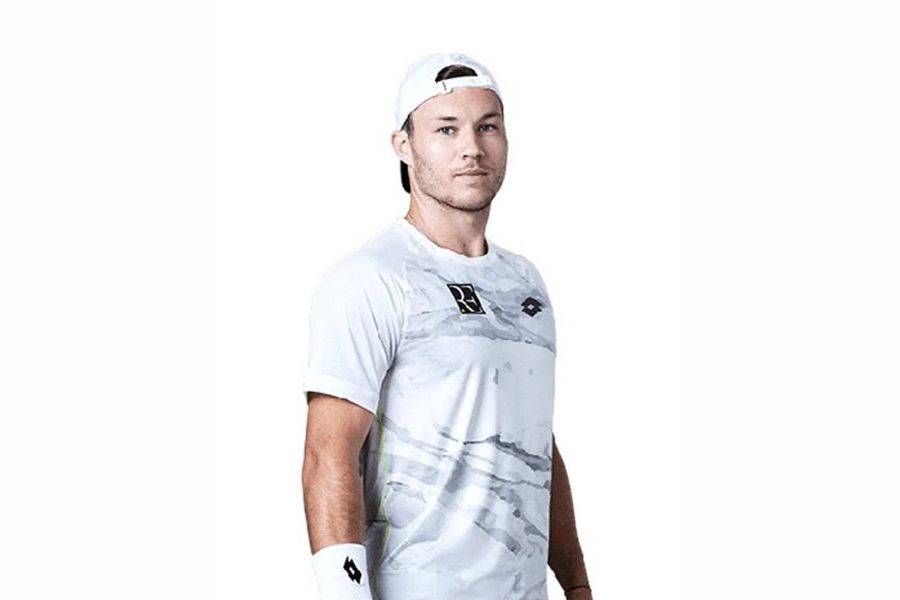 © Lucas Miedler Tennisprofi Lucas Miedler posiert in seinem Trickot und Kappe
