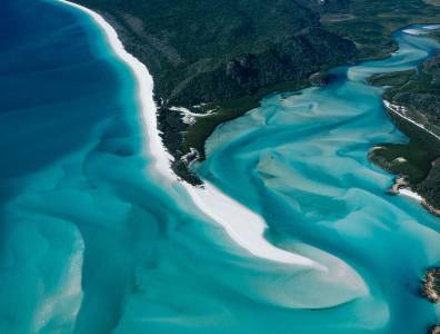 Luftaufnahme von Whitehaven Beach mit türkisblauen Wasserarmen und weißem Sand auf den Whitsunday Islands