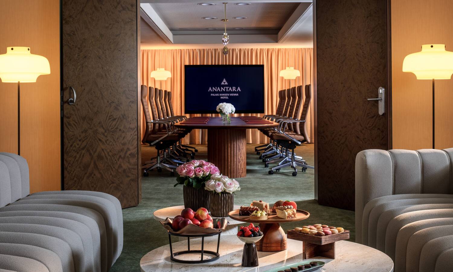 Großer Ballroom im Anantara Palais Hansen Vienna mit Reihenbestuhlung für 160 Personen im Klassenzimmerstil für Seminar-Setup