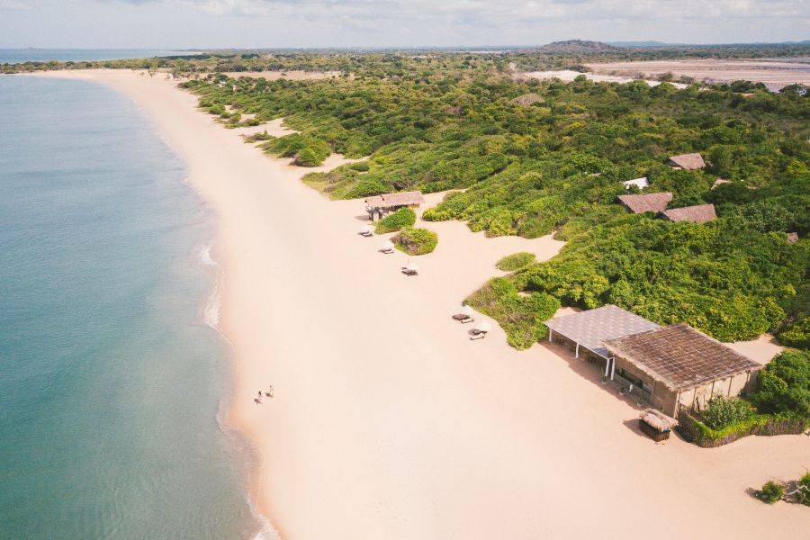 Uga Jungle Beach nahe Trincomalee zwischen tropischem Dschungel und unberührter Küste.