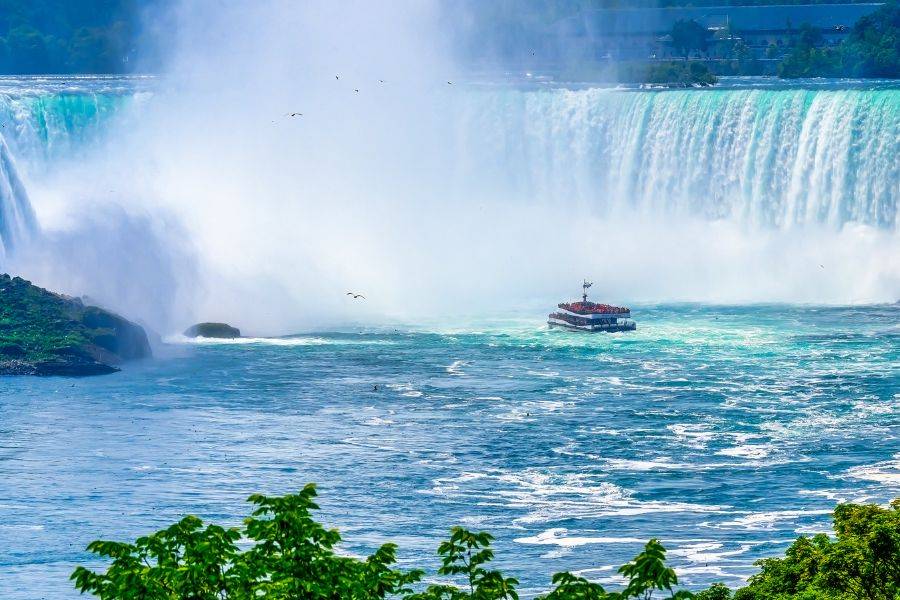 Niagarafälle in Kanada mit Bootstour nahe der gewaltigen Horseshoe Falls und aufsteigendem Wassernebel