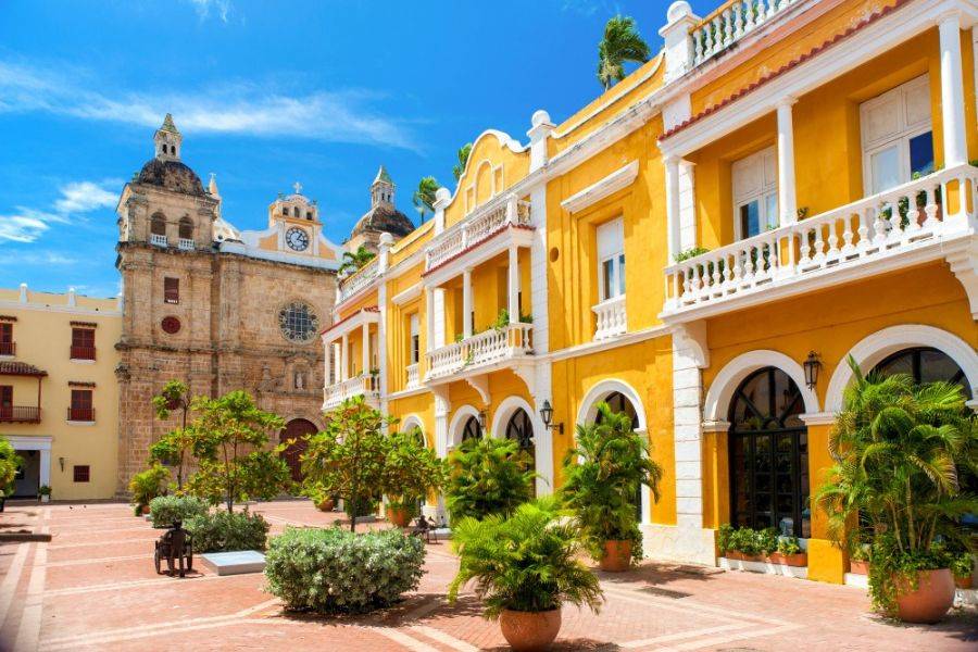 Historische Altstadt von Cartagena in Kolumbien mit farbenfrohen Gebäuden und Kirche
