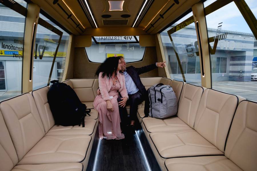 Das Brautpaar im Taxi vom Flughafen zum Resort.