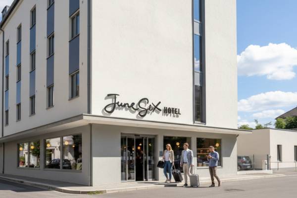 June Six Salzburg