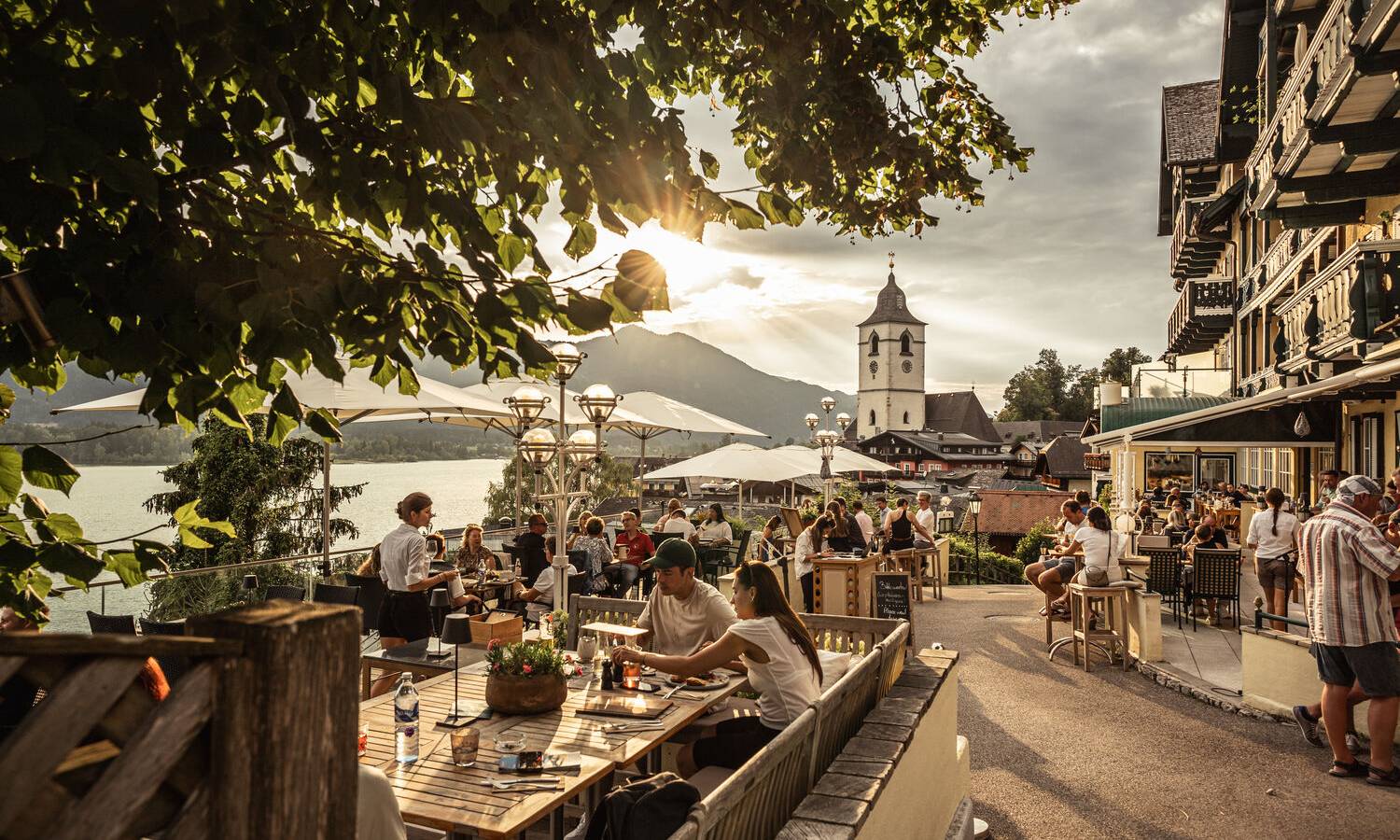 Paul der Wirt mit Panorama auf St. Wolfgang, See und Berglandschaft im Salzkammergut