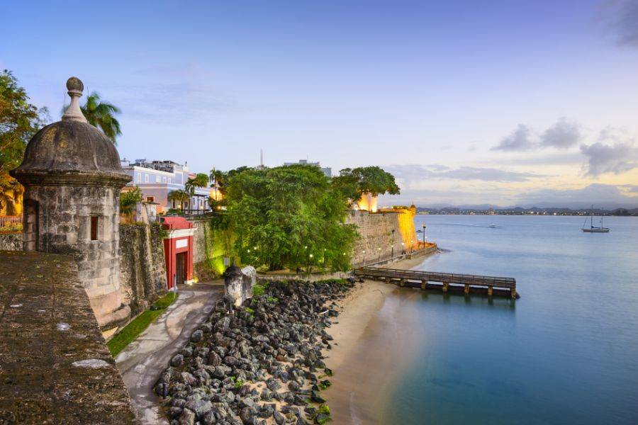 Historische Stadtmauer von San Juan in Puerto Rico direkt am Meer