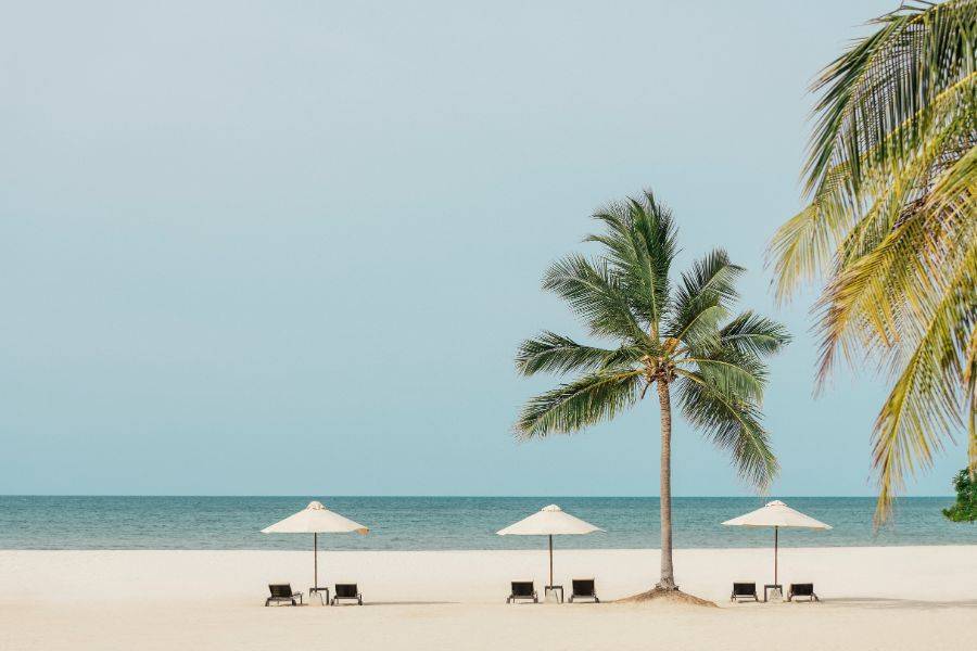 Weisser Sandstrand beim Uga Bay in Passikudah an Sri Lankas Ostküste.