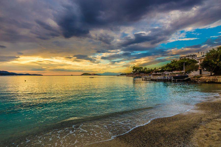 Küste in Albanien mit Strand, Meer und Abendstimmung