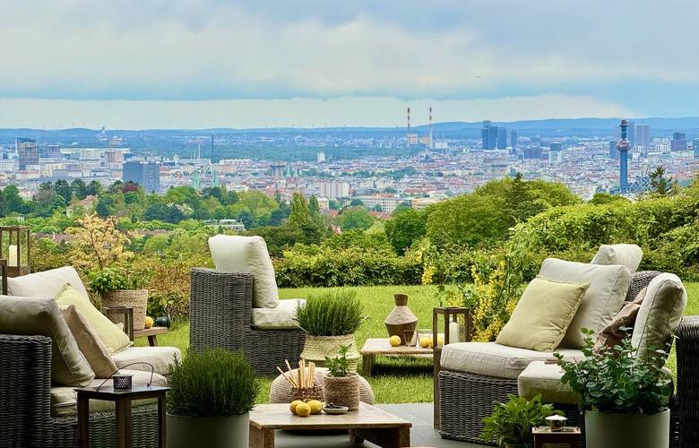 Lounge Möbel im Außenbereich mit Blick auf Wien