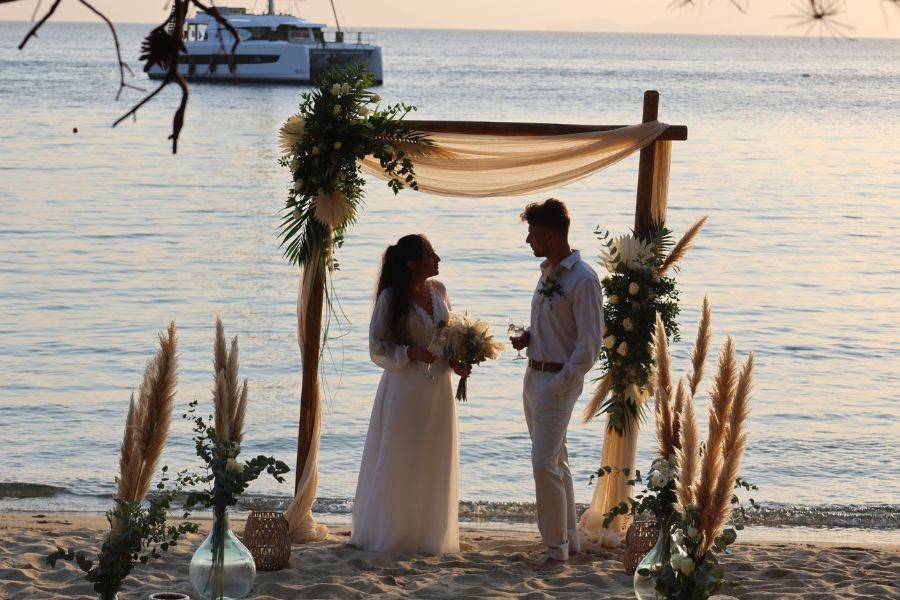 Hochzeitspaar am Strand