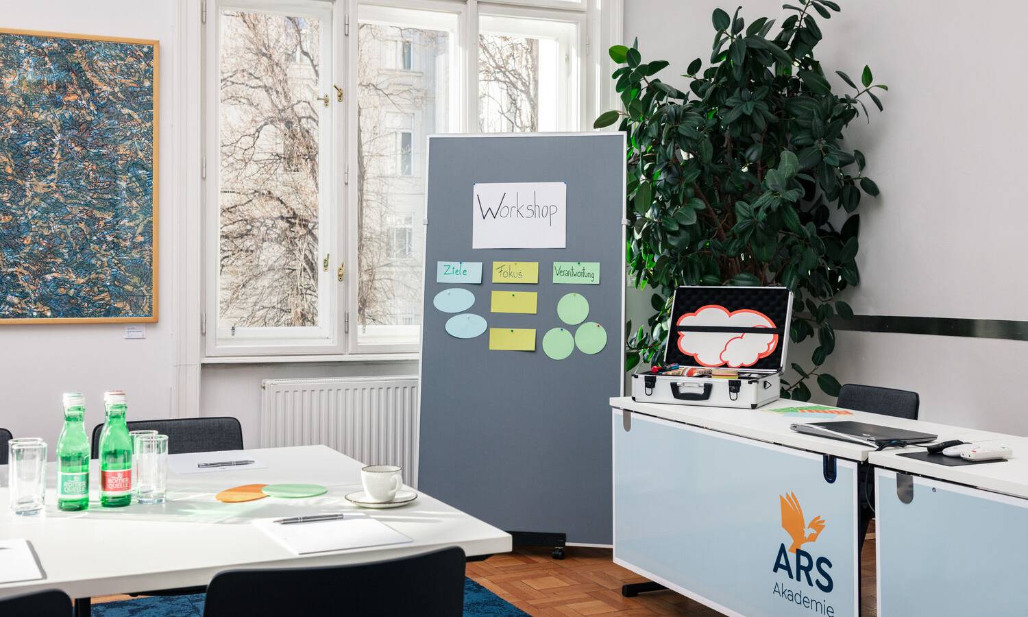 Seminarraum mit Seminartechnik der ARS Akademie mit hochwertigem Mikrofon und 360°‑Soundsystem für Webinare und Flexibler Raumkonfiguration