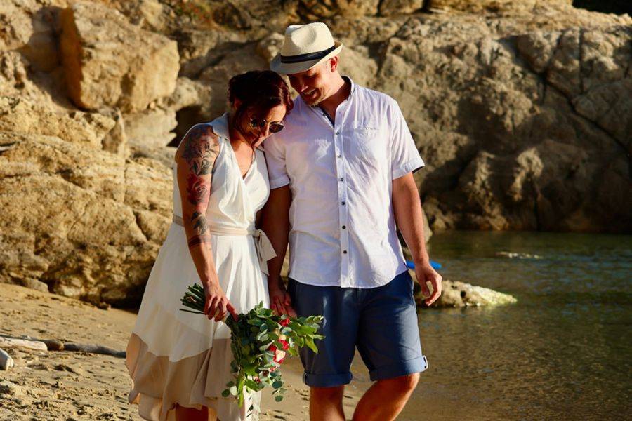 Hochzeitspaar am Strand