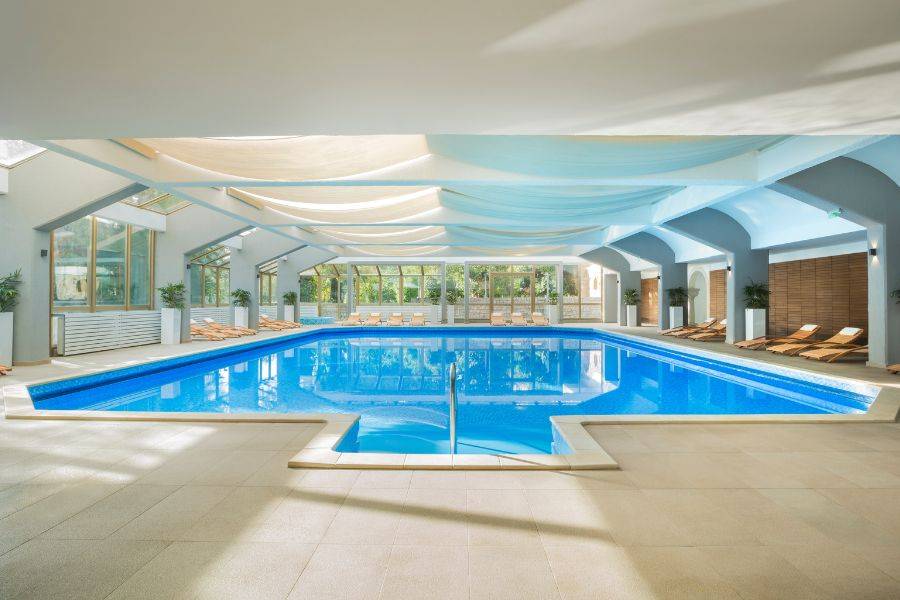 Heller Poolbereich im Inneren des Wellnessbereichs.