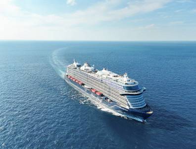Das Kreuzfahrtschiff, wie es auf hoher See durch das Wasser sticht.