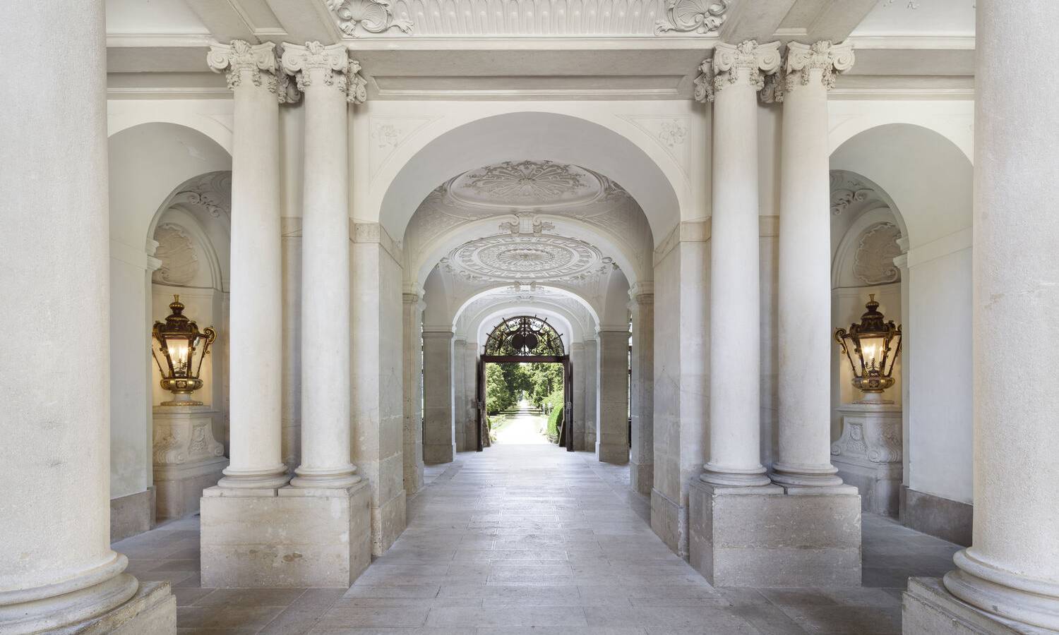Historischer Festsaal im Schloss Eckartsau mit Bühne, Leinwand und Reihenbestuhlung sowie Blick auf die Deckengemälde