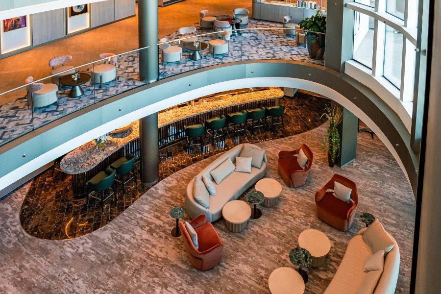 Stilvolle Lobby mit Bar und modernen Sitzbereichen auf einem Kreuzfahrtschiff