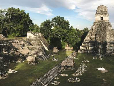 Die imposanten Ruinen von Tikal in Guatemala mit dem Tempel des Großen Jaguars (Tempel I), umgeben von dichter Dschungelvegetation – ein bedeutendes Erbe der Maya-Kultur.