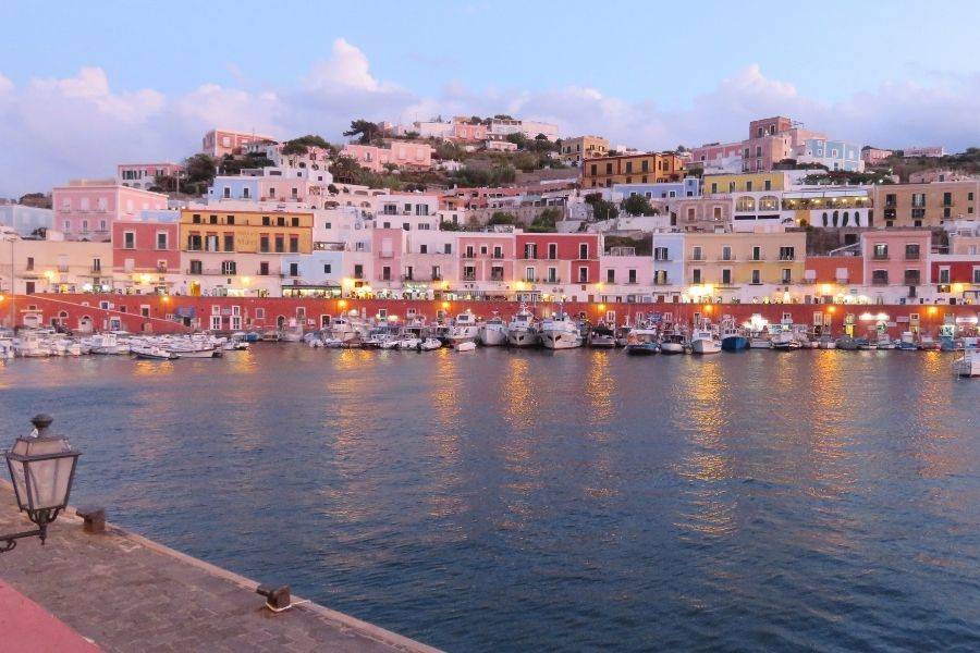 Bunte Häuser und Boote im Hafen der italienischen Insel Ponza