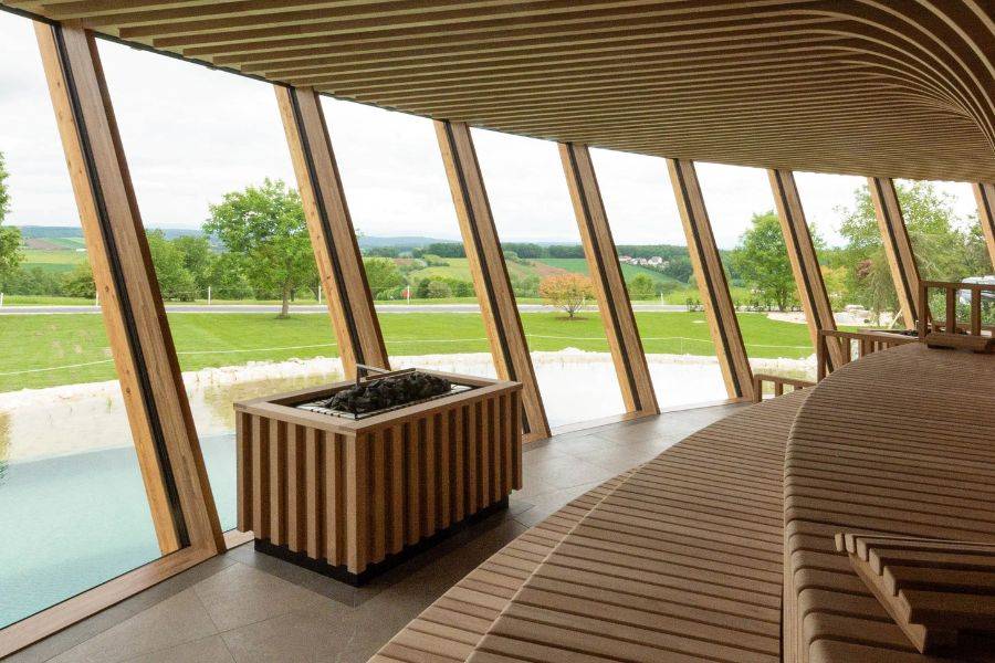 © Reiters Supreme Großzügiger Ruheraum im Spa-Bereich des Reiters Supreme Hotels mit Panoramablick auf die Natur der Südburgenland-Region.