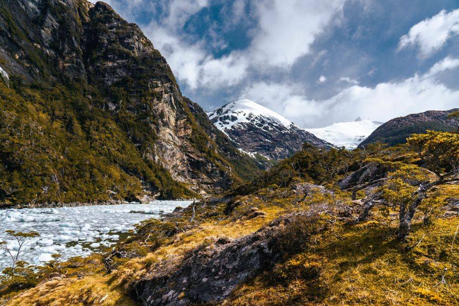 Schmale Fjordlandschaft in Patagonien mit Bergen, Gletschereis und bewaldeten Hängen